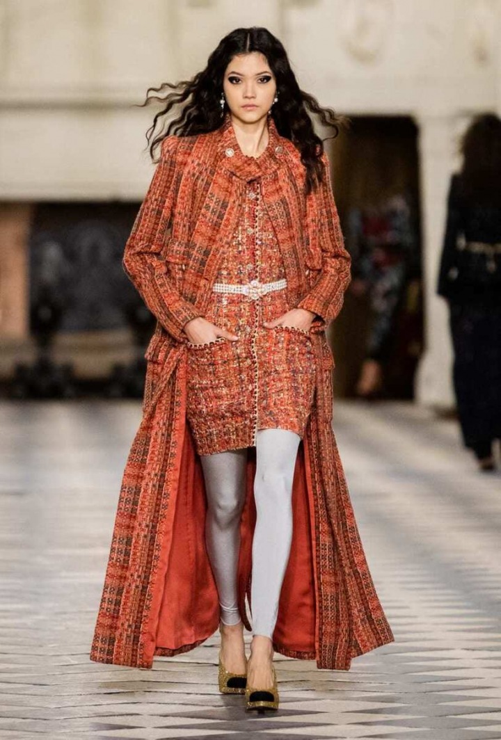 Žena v modelu Chanel Métiers d’art 2020/21 Žena v modelu Chanel Métiers d’art 2020/21