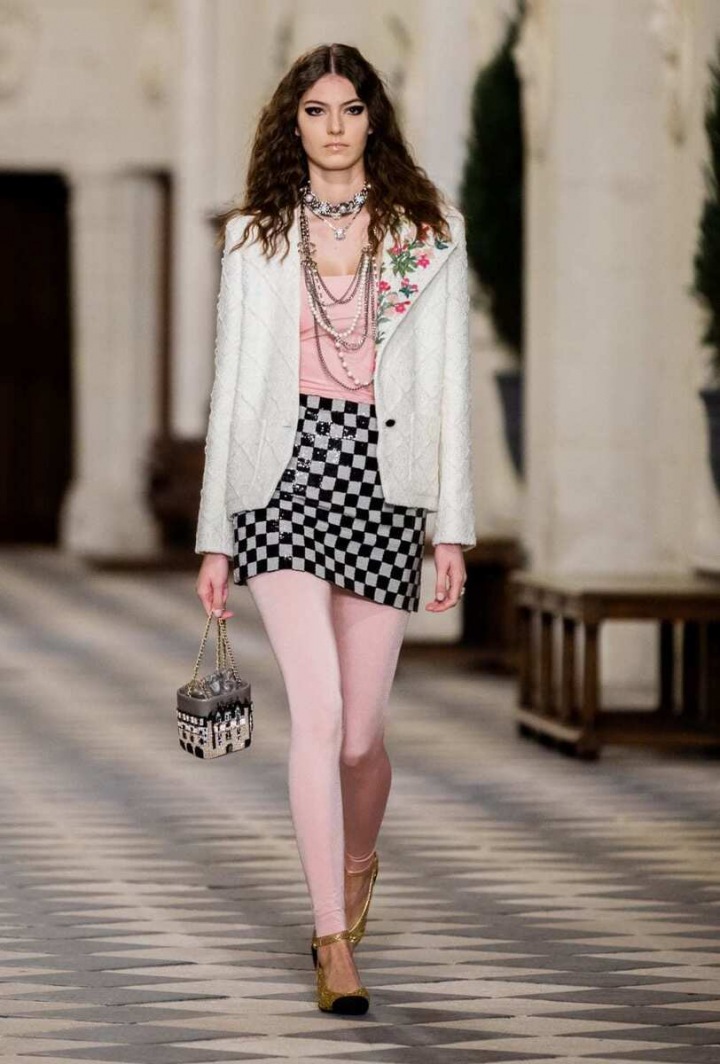 Žena v modelu Chanel Métiers d’art 2020/21 Žena v modelu Chanel Métiers d’art 2020/21