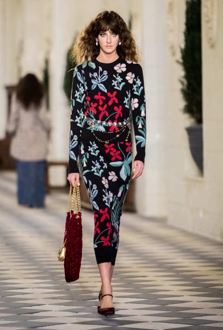 Žena v modelu Chanel Métiers d’art 2020/21