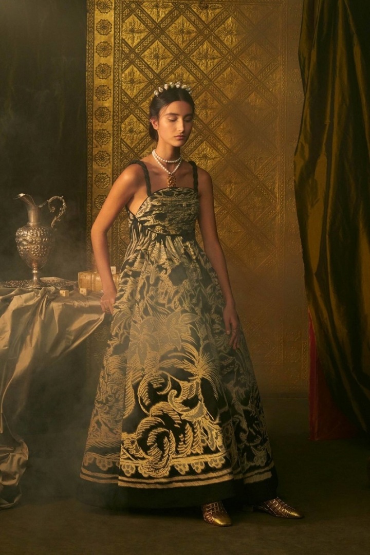 Žena v modelu Dior Spring 2021 Couture Žena v modelu Dior Spring 2021 Couture