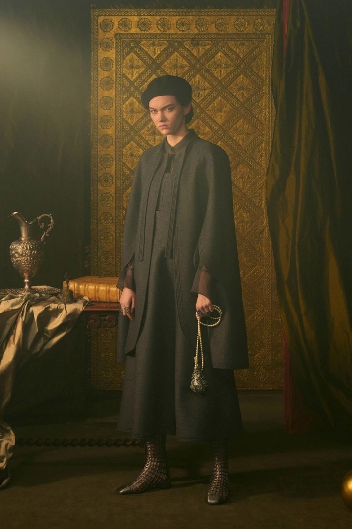 Žena v modelu Dior Spring 2021 Couture