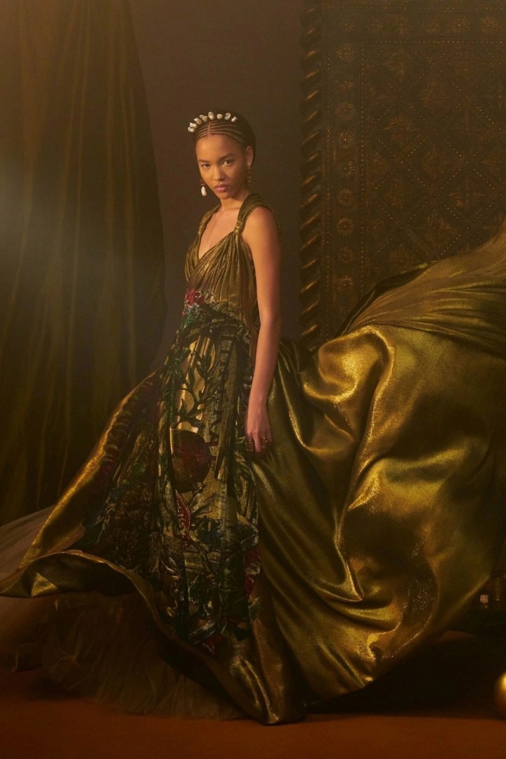 Žena v modelu Dior Spring 2021 Couture Žena v modelu Dior Spring 2021 Couture