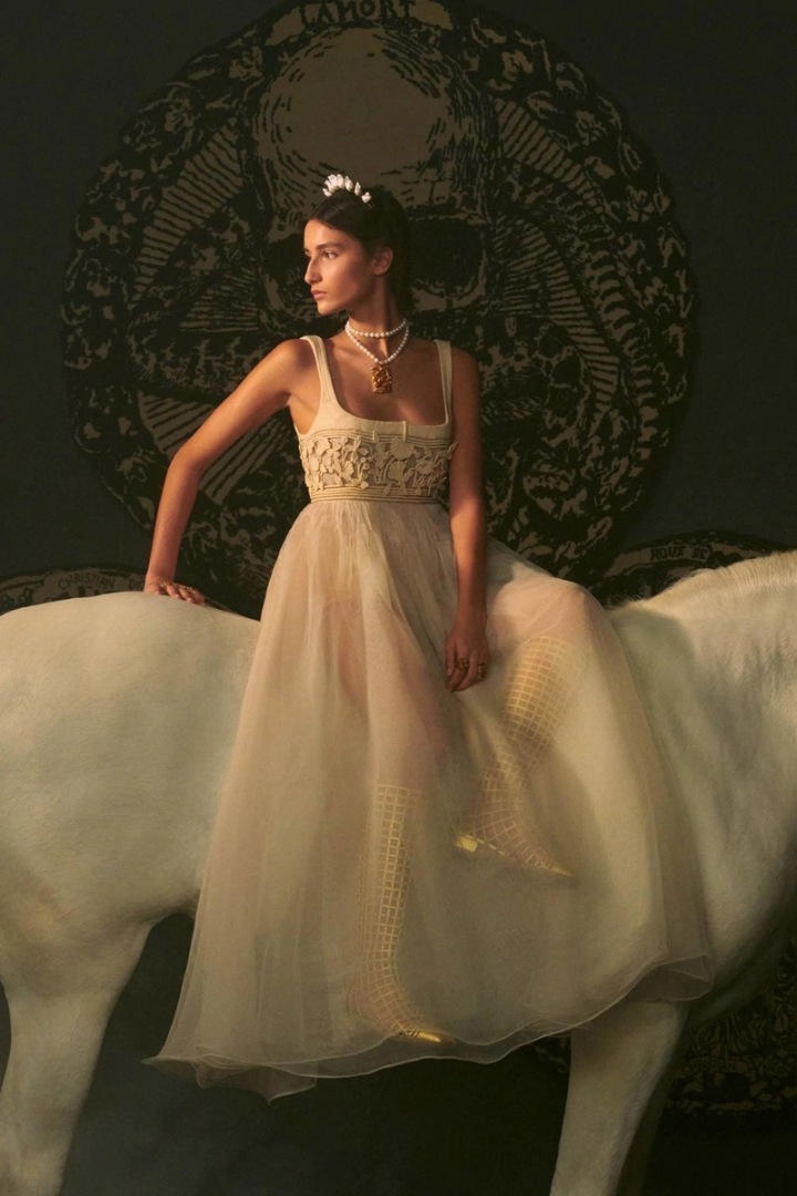 Žena v modelu Dior Spring 2021 Couture Žena v modelu Dior Spring 2021 Couture