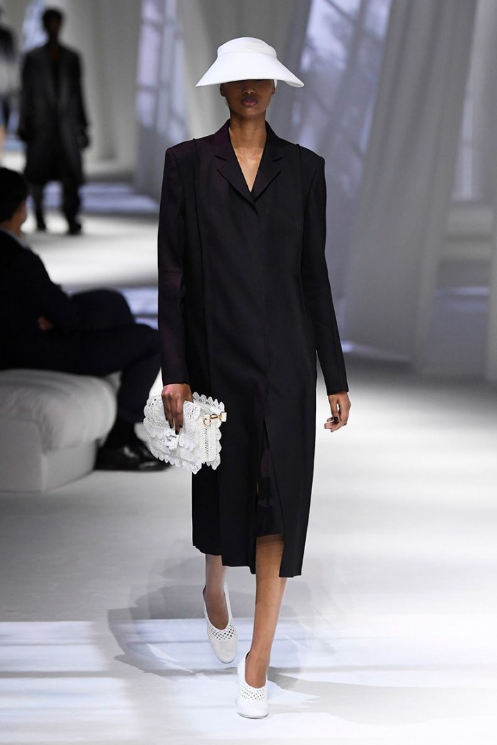 Žena v modelu Fendi SS2021 Žena v modelu Fendi SS2021