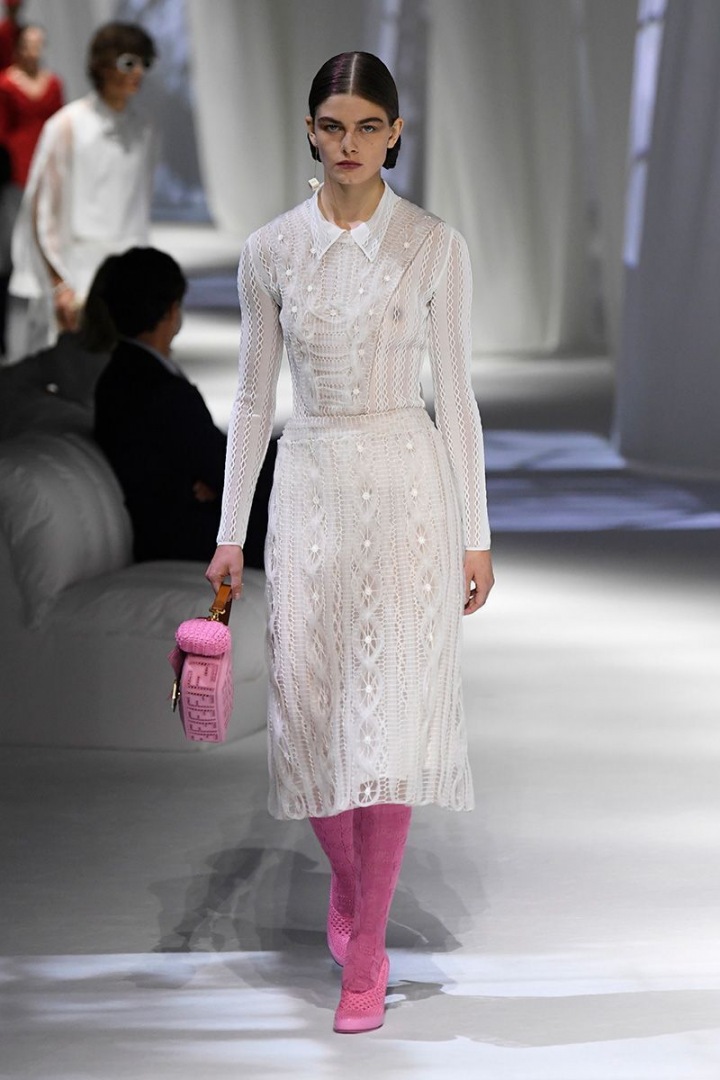 Žena v modelu Fendi SS2021 Žena v modelu Fendi SS2021