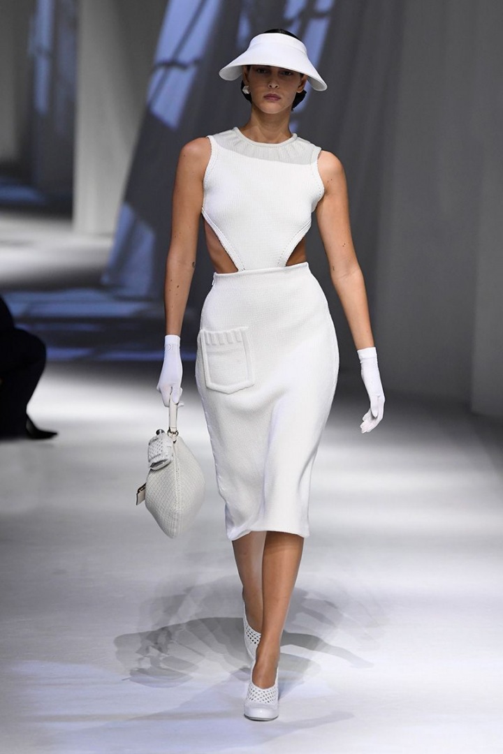 Žena v bílých šatech Fendi SS2021 Žena v bílých šatech Fendi SS2021