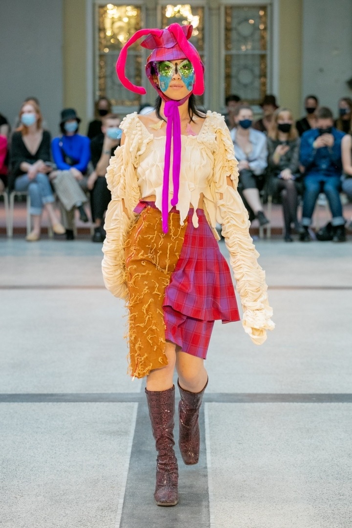 Žena v modelu od Dominiky Kozákové