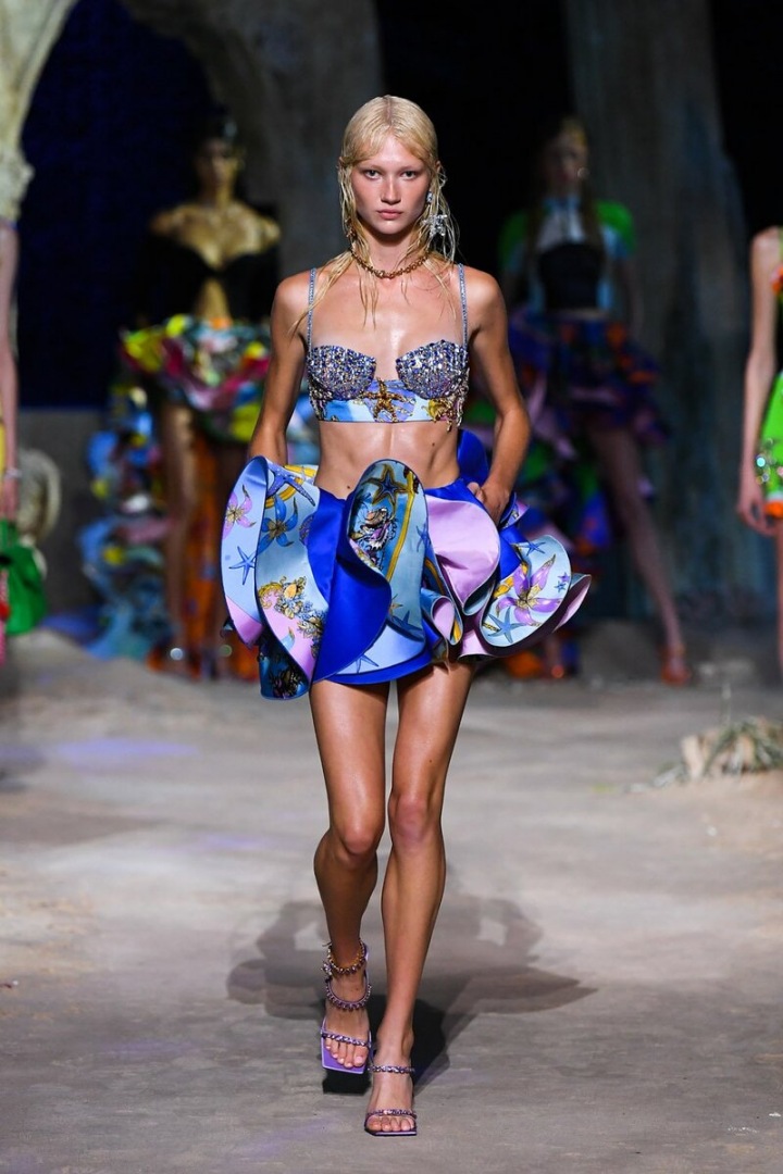 Žena v modré sukni a podprsence Versace SS2021 Žena v modré sukni a podprsence Versace SS2021