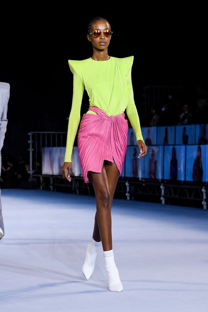 Žena v neonovém modelu Balmain SS2021 Žena v neonovém modelu Balmain SS2021
