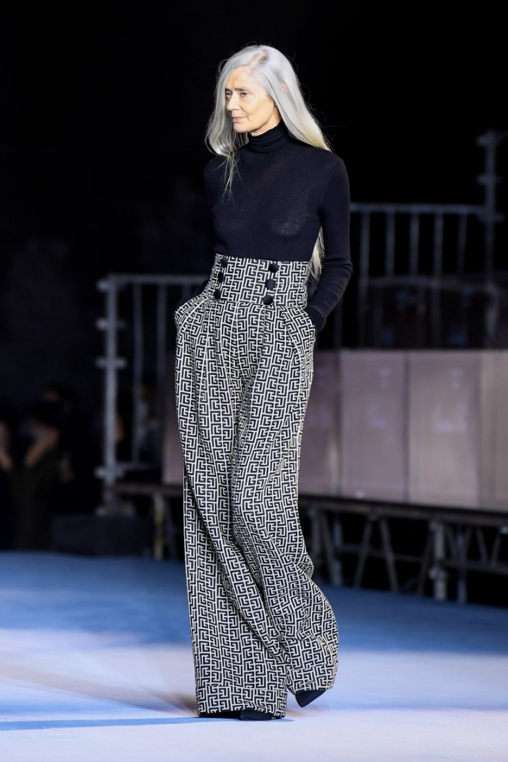Žena v obleku Balmain SS2021 Žena v obleku Balmain SS2021