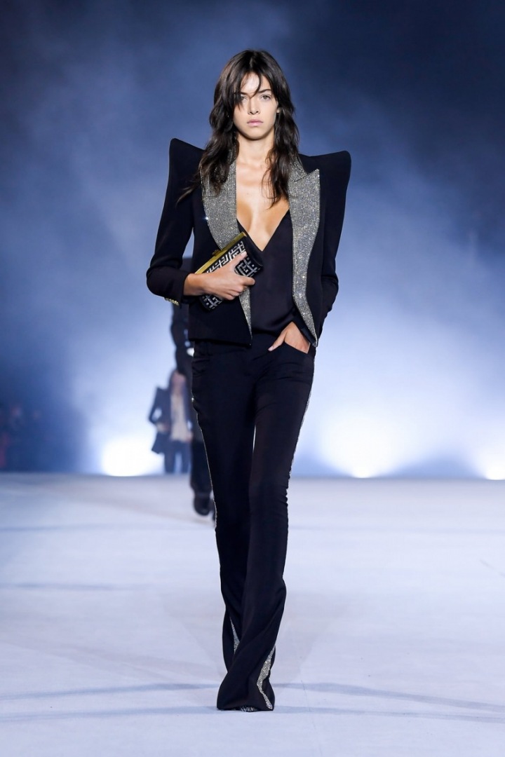 Žena v obleku Balmain SS2021 Žena v obleku Balmain SS2021