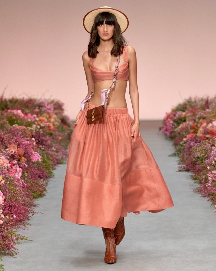 Žena v oranžovém modelu Zimmermann SS2021 Žena v oranžovém modelu Zimmermann SS2021