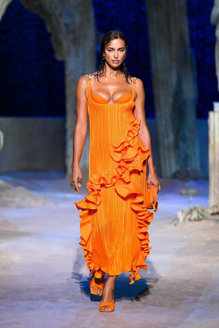 Žena v oranžových šatech Versace SS2021 Žena v oranžových šatech Versace SS2021