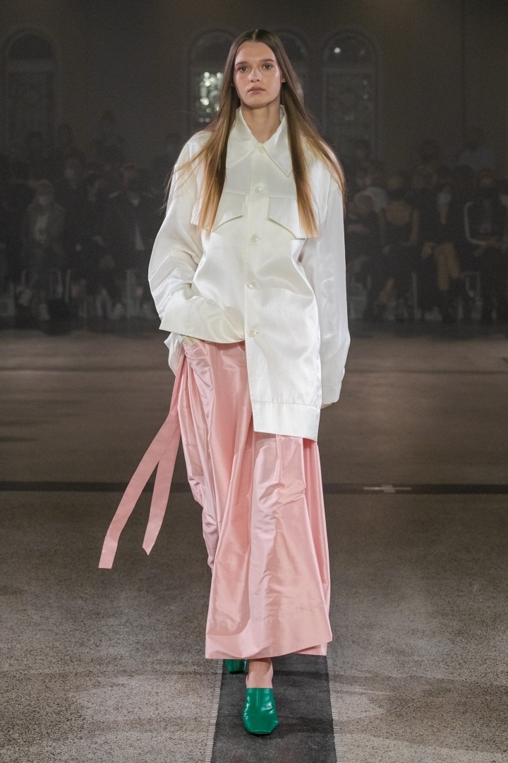 Žena v růžovo-bílém outfitu od Zoltána Tótha Žena v růžovo-bílém outfitu od Zoltána Tótha