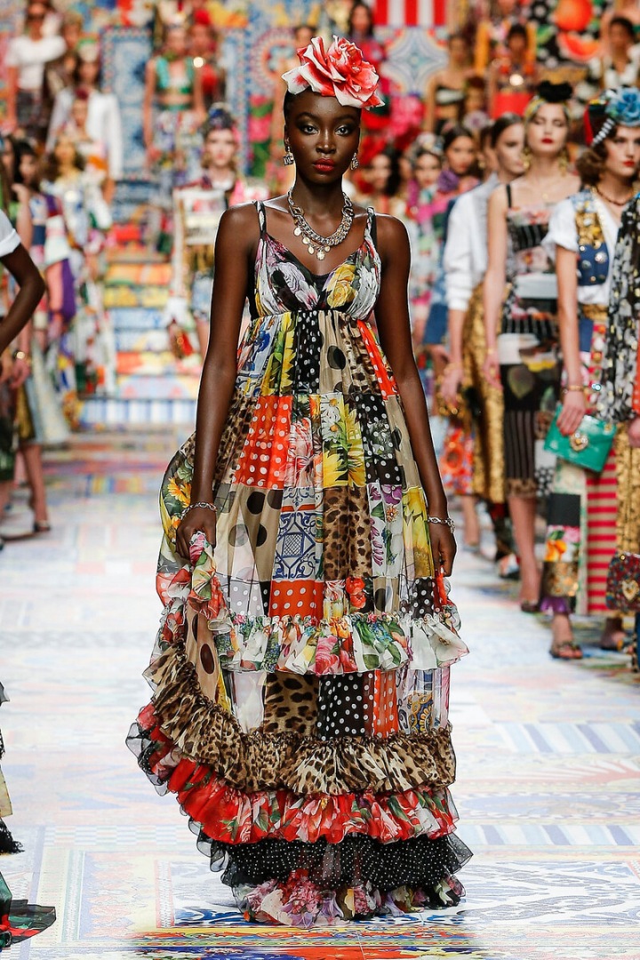 Žena v barevných šatech Dolce Gabbana SS2021 Žena v barevných šatech Dolce Gabbana SS2021