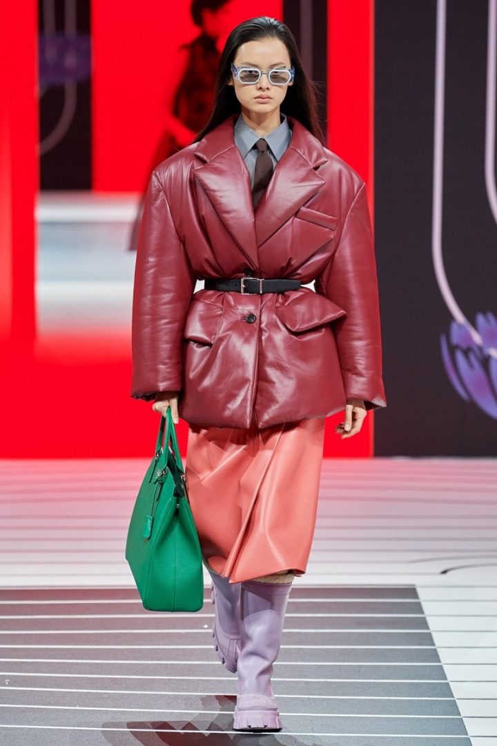 Žena v puffer jacket Prada Žena v puffer jacket Prada