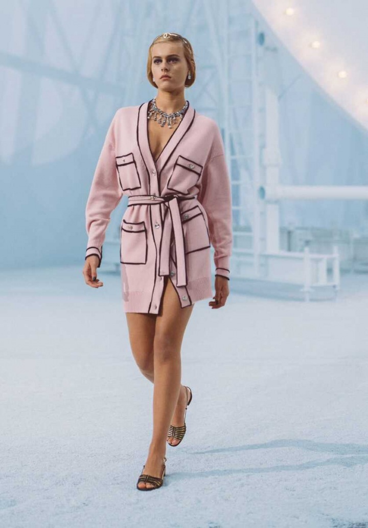 Žena v růžovém modelu Chanel SS2021 Žena v růžovém modelu Chanel SS2021