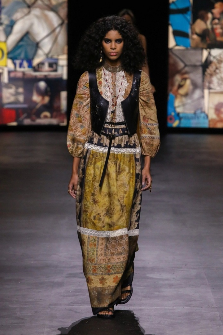 Žena v šatech a černé vestičce Dior SS2021