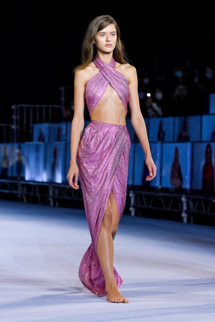 Žena v šatech Balmain SS2021 Žena v šatech Balmain SS2021