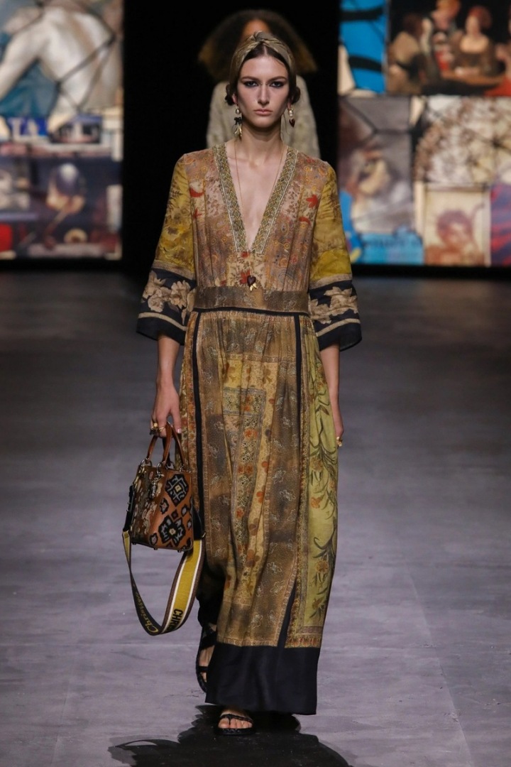 Žena v šatech Dior SS2021
