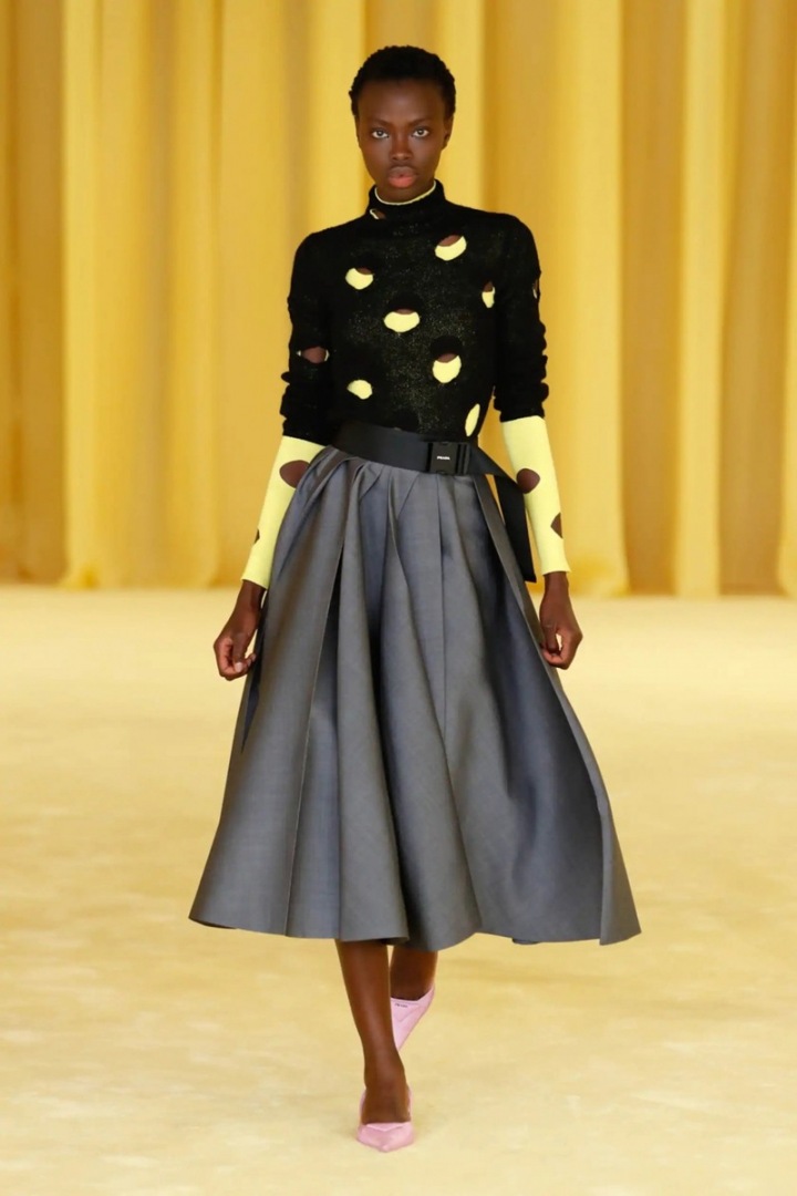 Žena v šedé sukni a topu Prada SS2021 Žena v šedé sukni a topu Prada SS2021