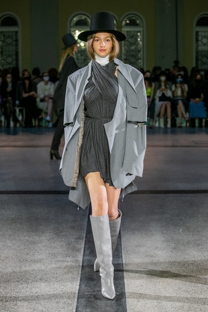 Žena v šedém kabátu a šatech od Jakuba Polanky 