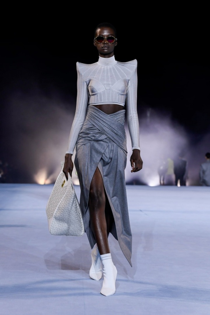 Žena v šedém modelu Balmain SS2021 Žena v šedém modelu Balmain SS2021