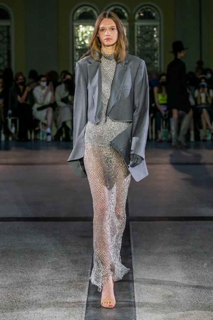 Žena v stříbrném outfitu od Jakuba Polanky 