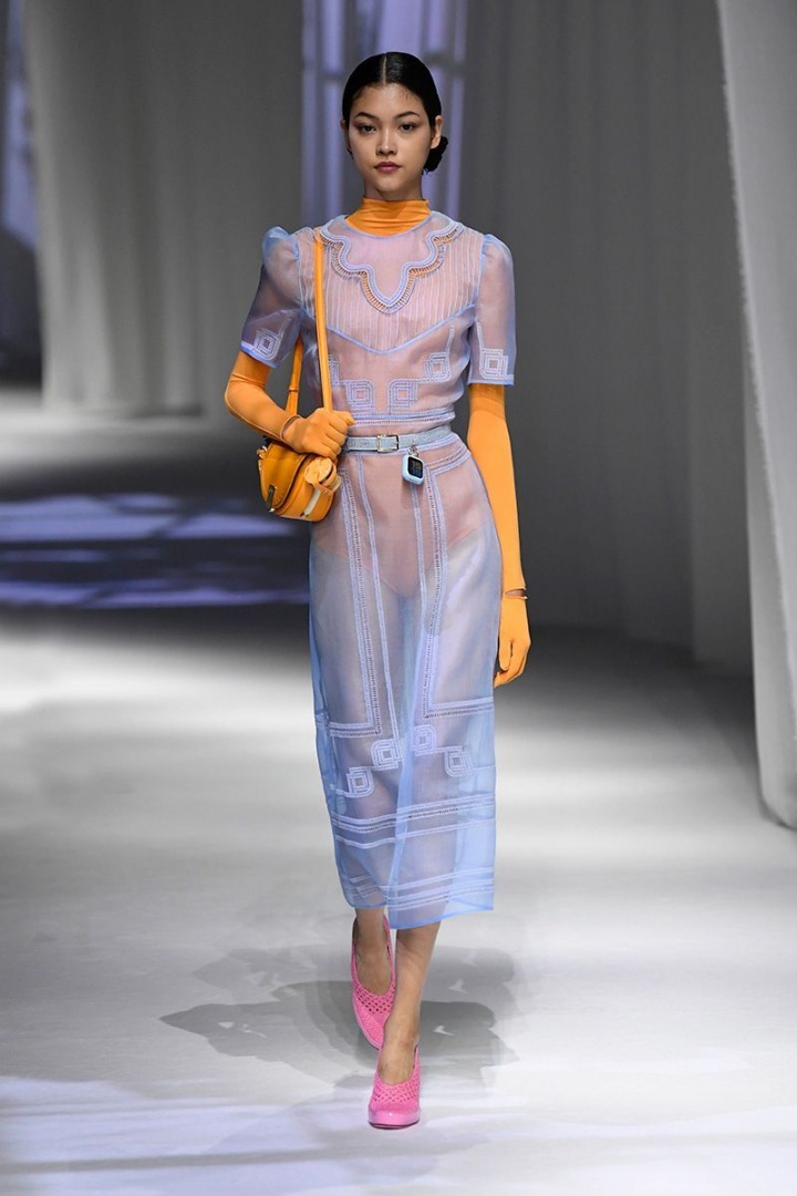 Žena v transparentním modelu Fendi SS2021 Žena v transparentním modelu Fendi SS2021
