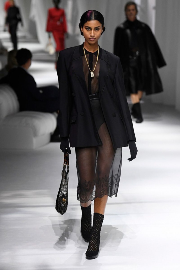 Žena v transparentním modelu Fendi SS2021 Žena v transparentním modelu Fendi SS2021