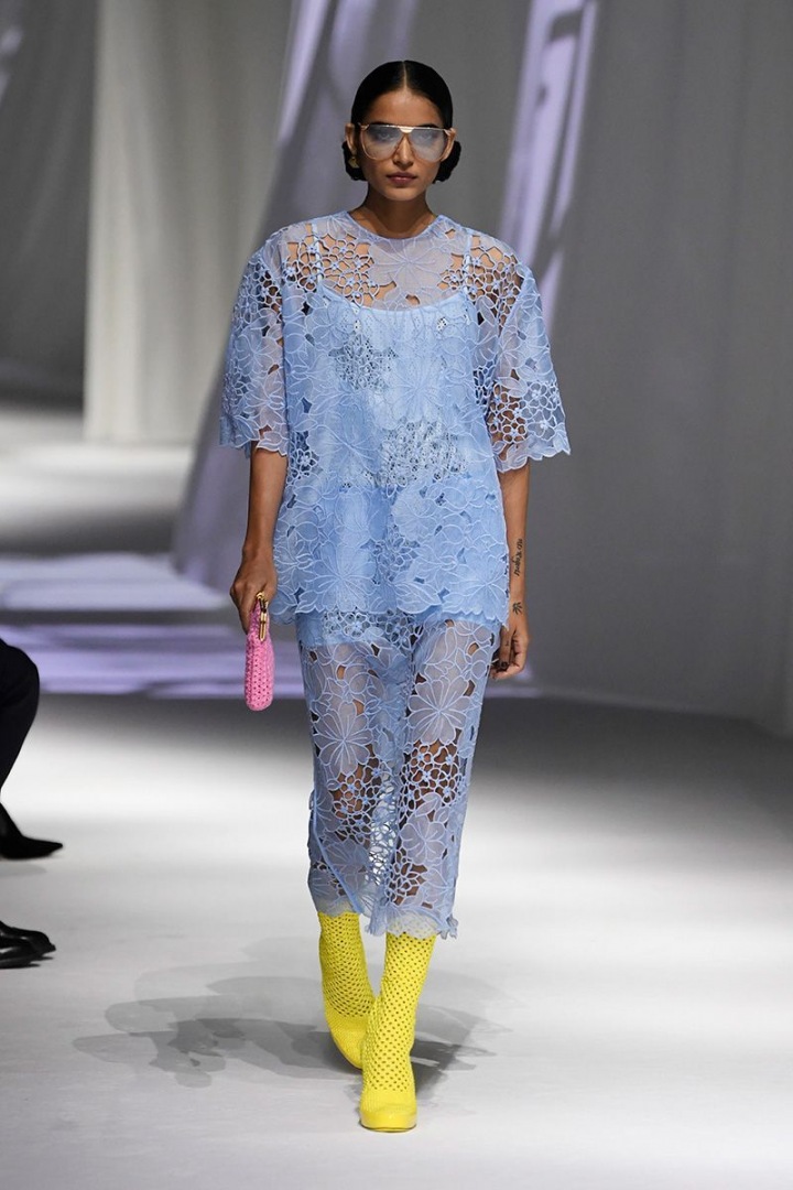 Žena v transparentním modelu Fendi SS2021 Žena v transparentním modelu Fendi SS2021