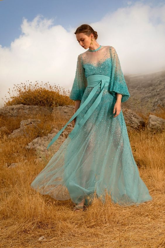 Žena v tyrkysových šatech Elie Saab SS2021 Žena v tyrkysových šatech Elie Saab SS2021
