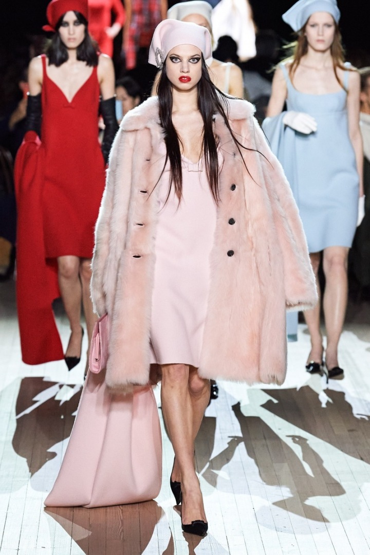 Žena v kabátu z umělé kožešiny Marc Jacobs Žena v kabátu z umělé kožešiny Marc Jacobs