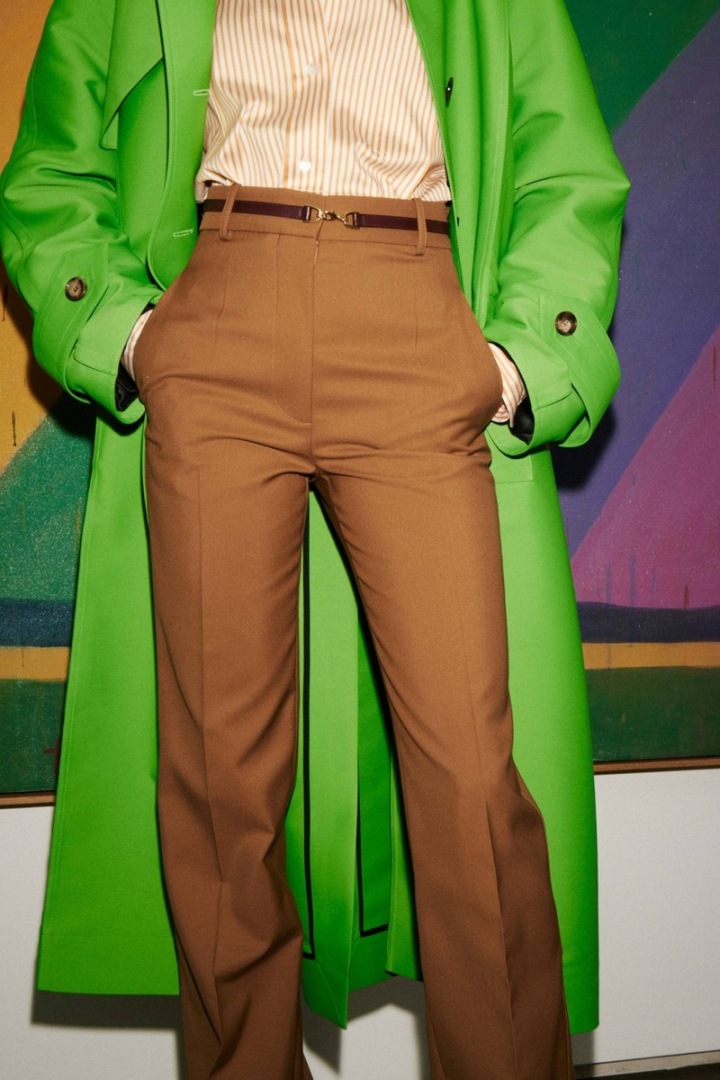 Žena v zeleném kabátě Victoria Beckham Žena v zeleném kabátě Victoria Beckham
