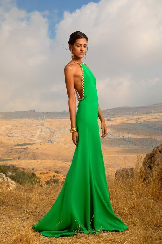 Žena v zelených šatech Elie Saab SS2021 Žena v zelených šatech Elie Saab SS2021