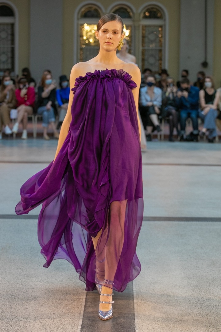 Žena ve fialových šatech od Natalie Dufkové