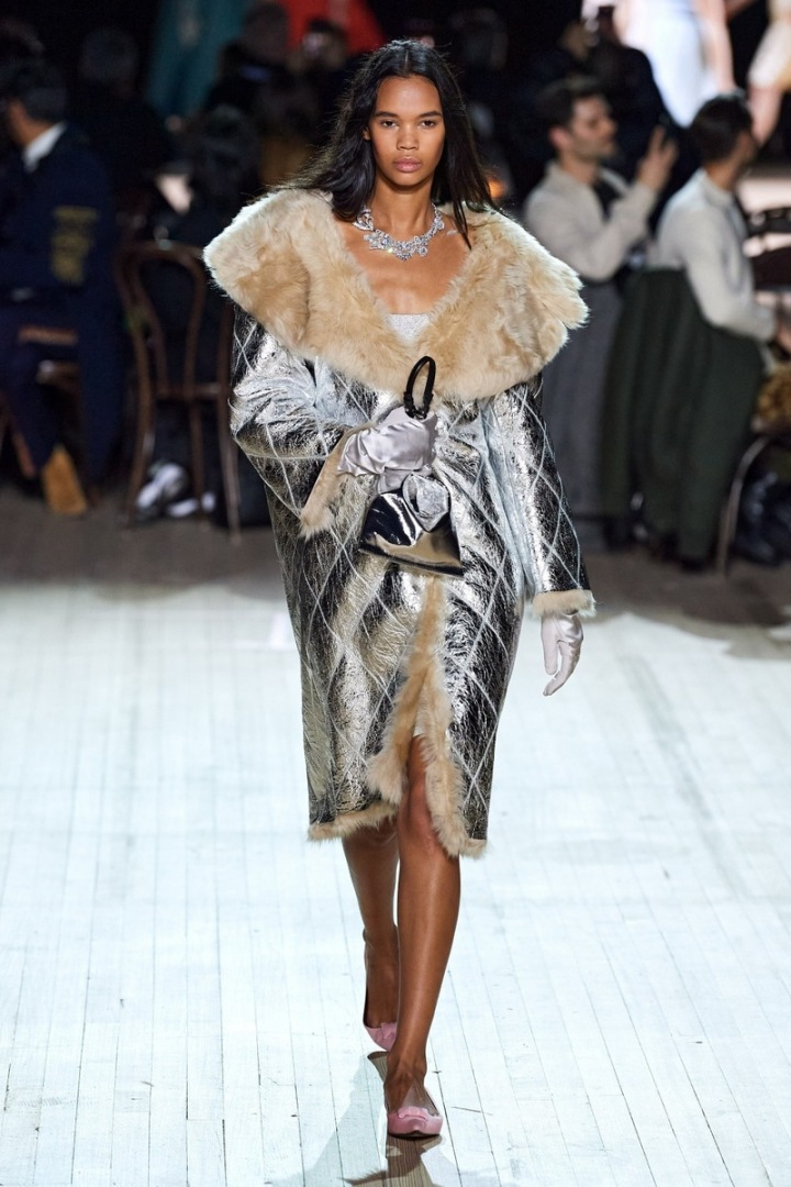 Žena ve stříbrné prošívané bundě Marc Jacobs Žena ve stříbrné prošívané bundě Marc Jacobs