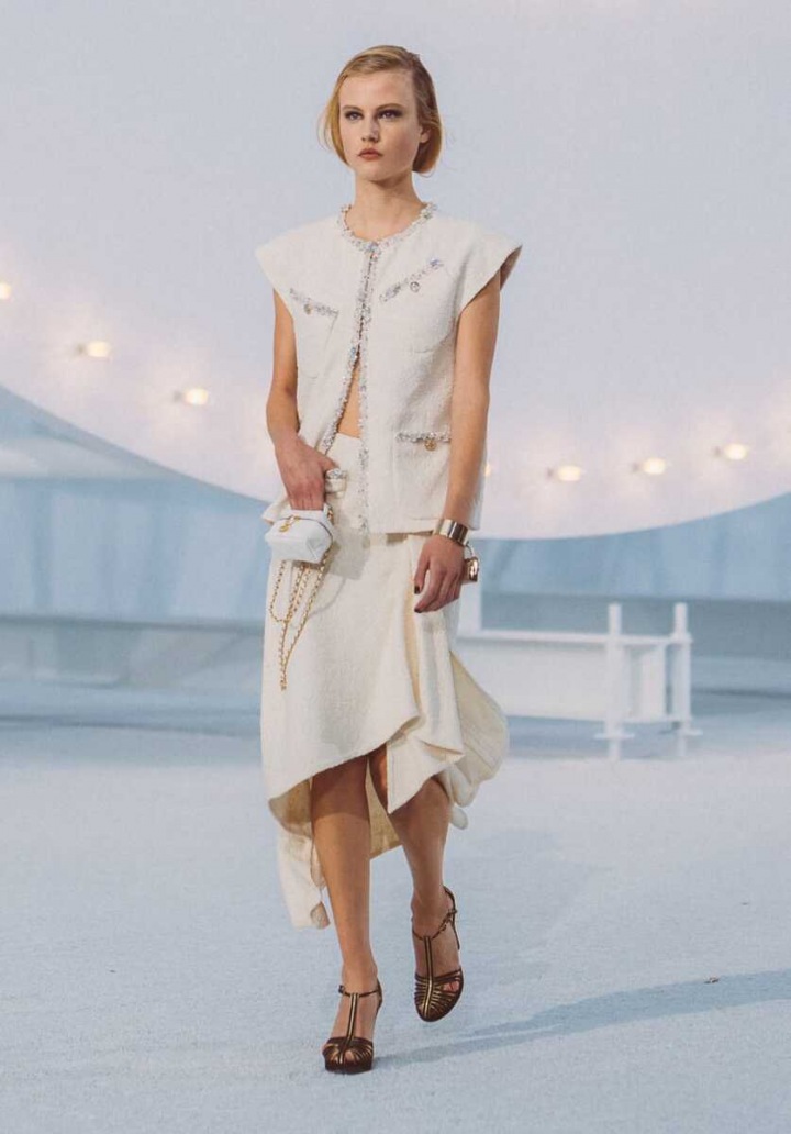 Žena ve světlém kostýmku Chanel SS2021 Žena ve světlém kostýmku Chanel SS2021