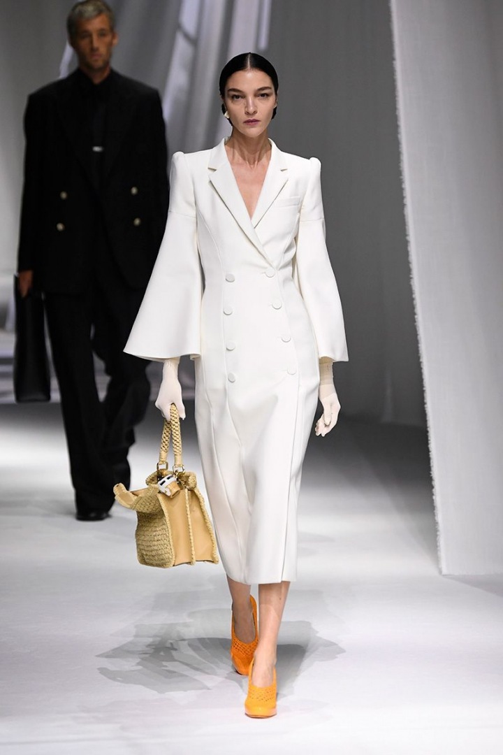 Žena ve světlém kostýmku Fendi SS2021 Žena ve světlém kostýmku Fendi SS2021