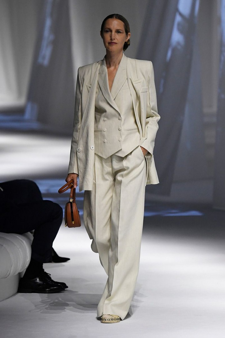 Žena ve světlém kostýmku Fendi SS2021 Žena ve světlém kostýmku Fendi SS2021
