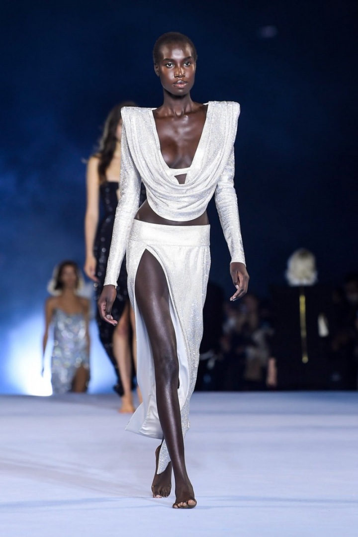 Žena ve třpytivém modelu Balmain SS2021 Žena ve třpytivém modelu Balmain SS2021