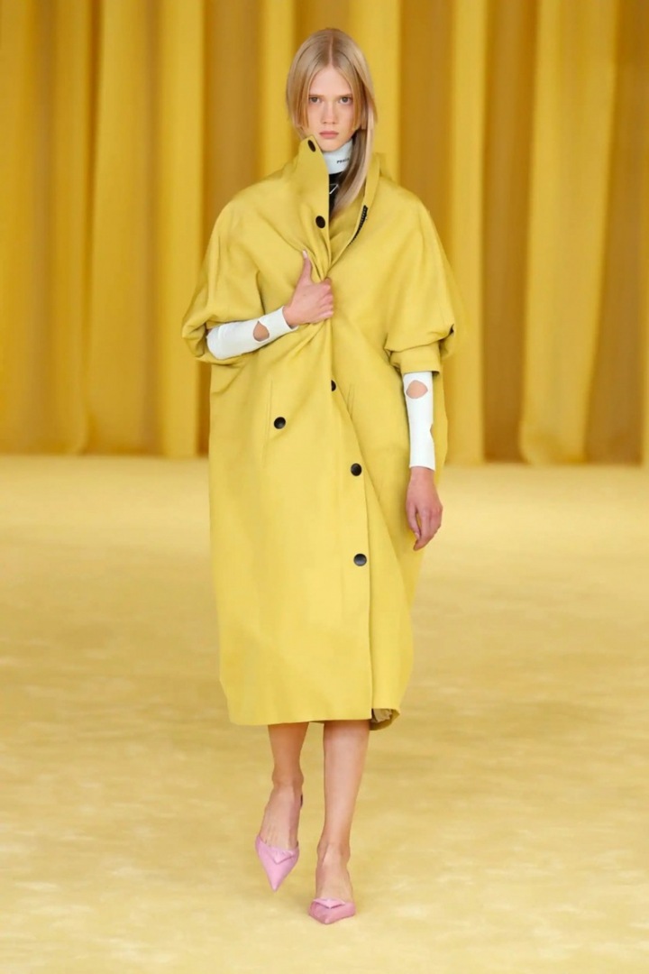 Žena ve žlutém kabátu Prada SS2021 Žena ve žlutém kabátu Prada SS2021