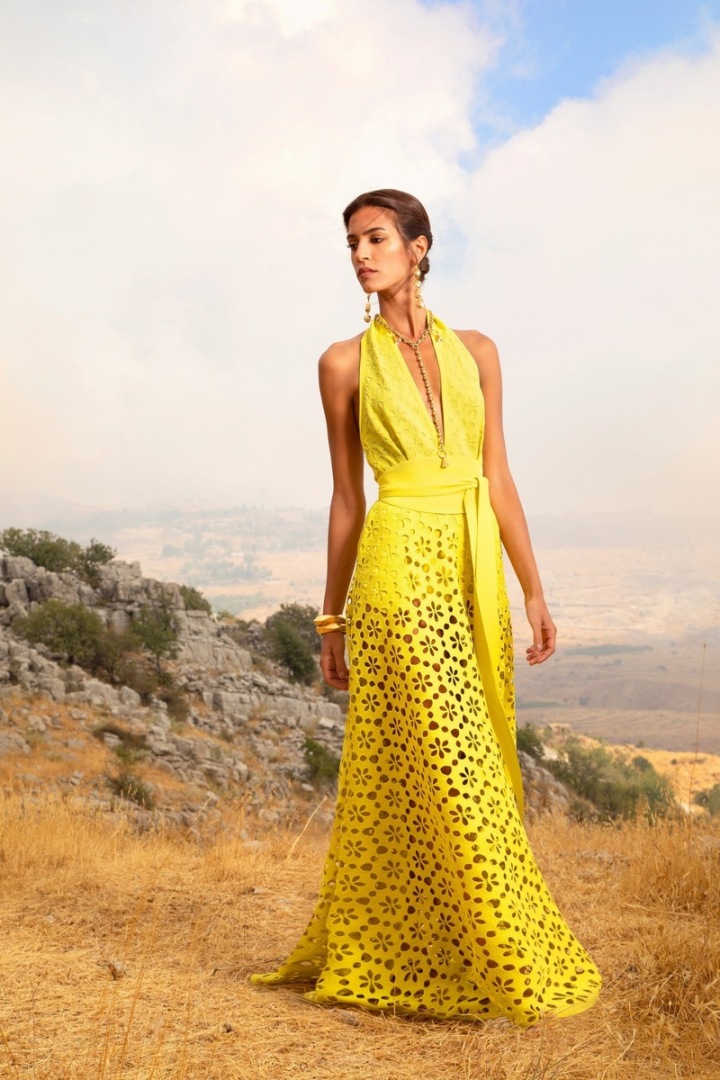 Žena ve žlutých šatech Elie Saab Žena ve žlutých šatech Elie Saab