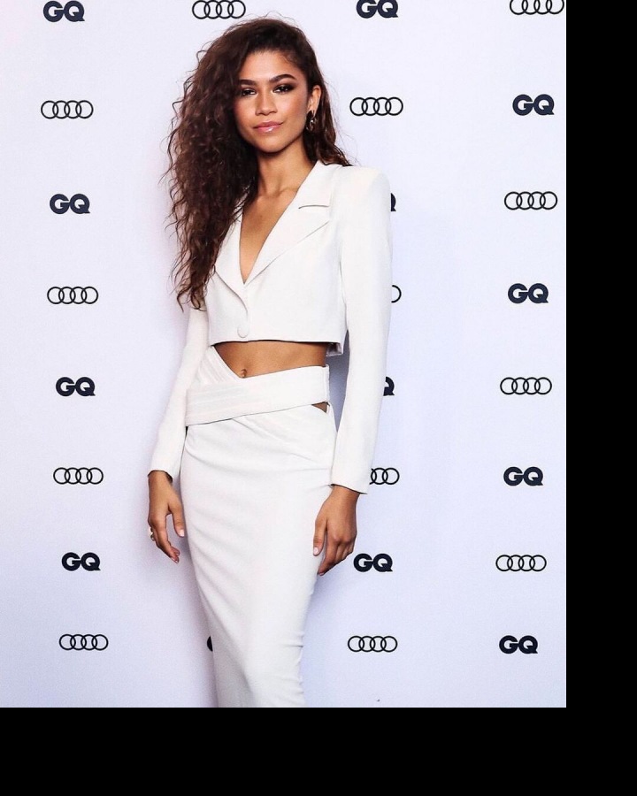 Zendaya stojí v bílém sáčku a sukni Zendaya stojí v bílém sáčku a sukni