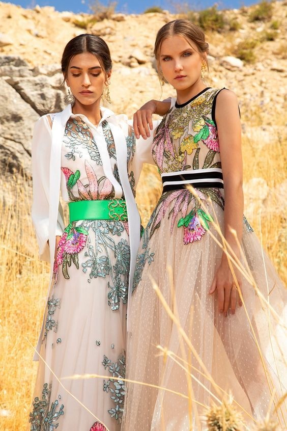 Ženy v květinových šatech Elie Saab SS2021 Ženy v květinových šatech Elie Saab SS2021