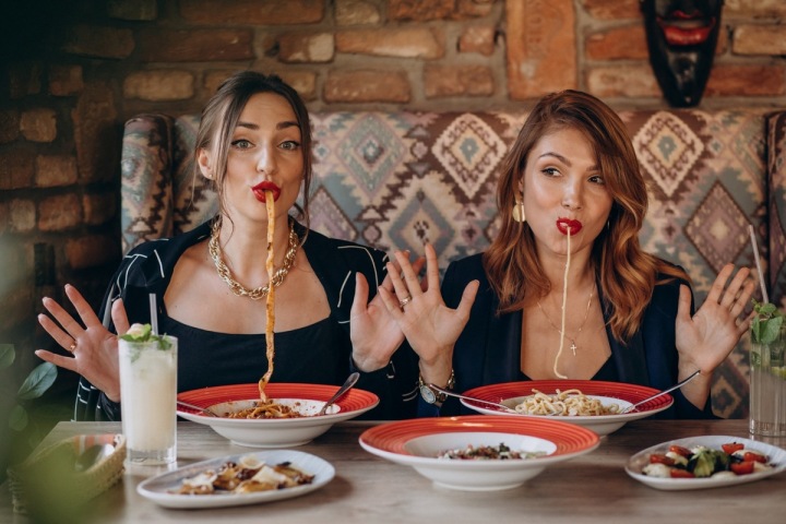 Ženy v restauraci Ženy v restauraci