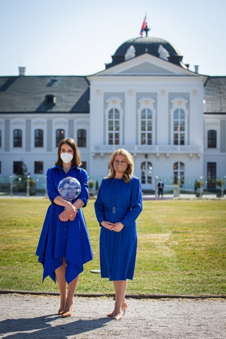Petra Vlhová a Zuzana Čaputová. Lehkost a sportovní elegance u obou dam Petra Vlhová a Zuzana Čaputová. Lehkost a sportovní elegance u obou dam