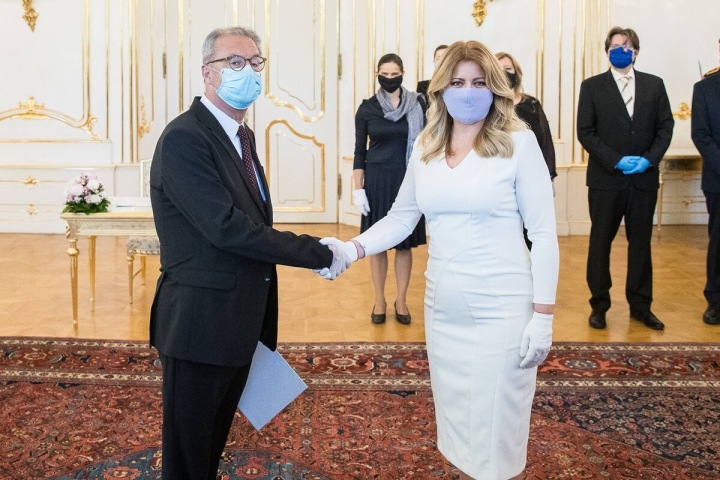 Zuzana Čaputová v jednoduchých a minimalistických bílých šatech Zuzana Čaputová v jednoduchých a minimalistických bílých šatech