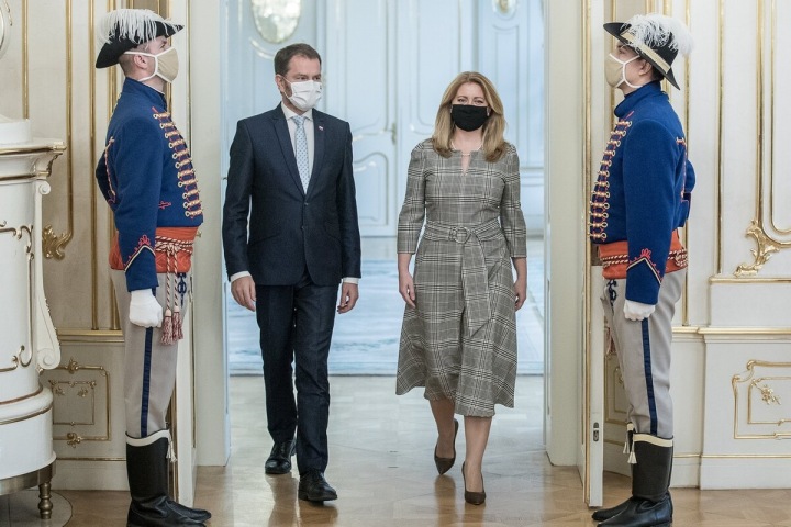 Zuzana Čaputová v šatech s jemnou kostkou. Nemožná délka šatů? Co na to říkáte? Zuzana Čaputová v šatech s jemnou kostkou. Nemožná délka šatů? Co na to říkáte?