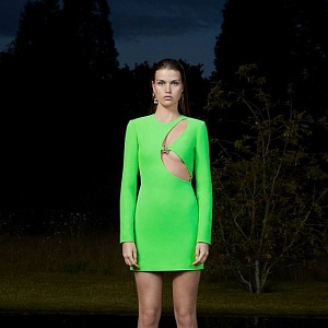 Modelka v neonovém saku David Koma